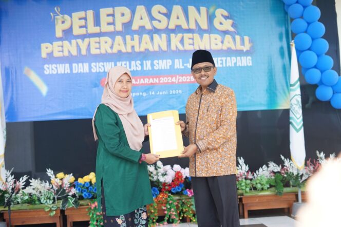 
					Ketua Yayasan Al-Jihad H. Satuki Huddin menyerahkan SK Izin Operasional SMA Al-Jihad Ketapang kepada Kepala Sekolah, Syarifah Kamilah, sebagai tanda sah dan legalnya penerimaan pendaftaran siswa baru SMA Al-Jihad Ketapang Tahun Ajaran 2025/2026