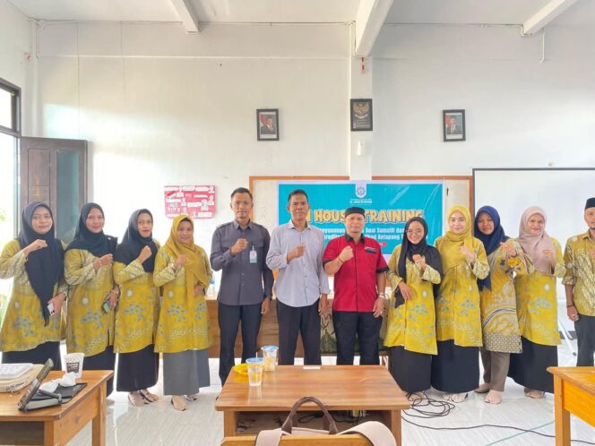 
					Narasumber dan Dewan Guru SMP Al-Jihad foto bersama usai kegiatan