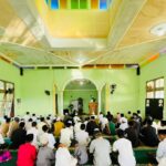 Santri dan Masyarakat Sekitar Shalat Idul Adha di Mushalla Al-Jihad