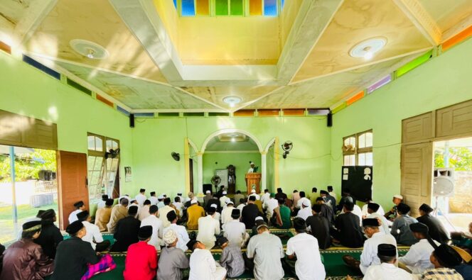 
					Santri dan Masyarakat Sekitar Shalat Idul Adha di Mushalla Al-Jihad