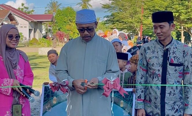 
					Ketua Yayasan Al-Jihad Ketapang, Drs. H. Satuki Huddin, M.Si. menggunting pita sebagai tanda dimulainya Pawai Ta'aruf, didampingi Pengasuh Pesantren dan Wakil Kepala SMP Al-Jihad, Ahad (29/06/2025)