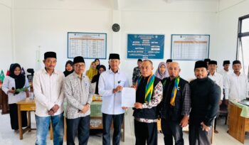 Ketua Yayasan Al-Jihad dan pengurus yayasan bersama Kepala SMP Al-Jihad dan Tim Assesor Kalbar