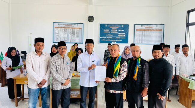 Ketua Yayasan Al-Jihad dan pengurus yayasan bersama Kepala SMP Al-Jihad dan Tim Assesor Kalbar