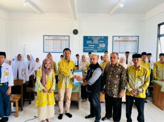 Kepala SMP Al-Jihad Fachrur Rizal, M.Pd. didampingi Dewan Guru bersama Tim Asesor dari BAN-PDM Provinsi Kalimantan Barat Sya’rani, S.Ag. dan Mo’ad, M.Pd.
