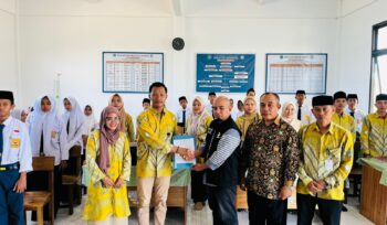 Kepala SMP Al-Jihad Fachrur Rizal, M.Pd. didampingi Dewan Guru bersama Tim Asesor dari BAN-PDM Provinsi Kalimantan Barat Sya’rani, S.Ag. dan Mo’ad, M.Pd.
