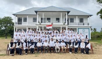 Para Dewan Guru dan siswa siswa SMP Al-Jihad Ketapang di halaman gedung sekolah